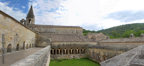 Provenza, abbazia di Thoronet, chiostro. photo