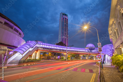 Konstfotografi traffic in the georgetown penang city at night