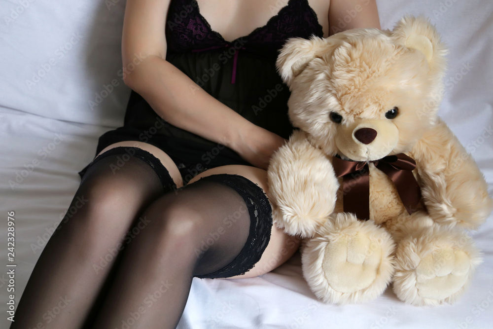 Sexy woman in black lingerie with teddy bear in the bed. Gift in Valentine  day, alone girl, concept of celebration or loneliness foto de Stock | Adobe  Stock