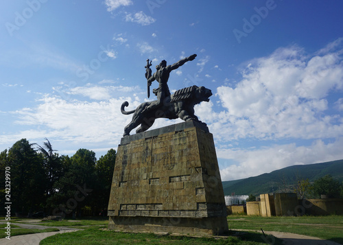 Obraz na płótnie Gori Man Riding on Lion Soviet Style Statue w salonie