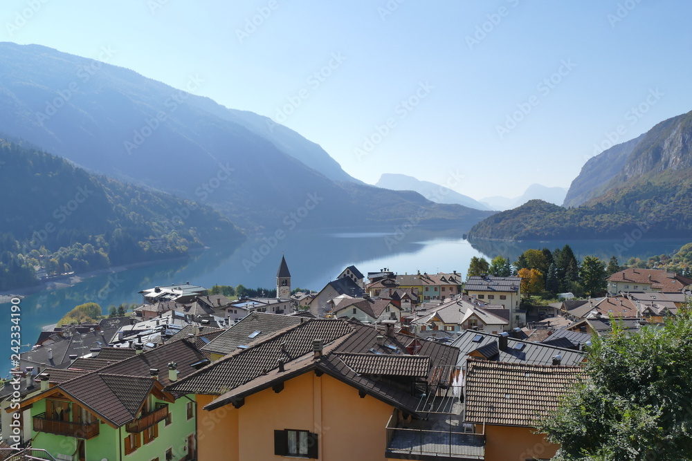 Obraz premium Molveno village and Molveno Lake in the background