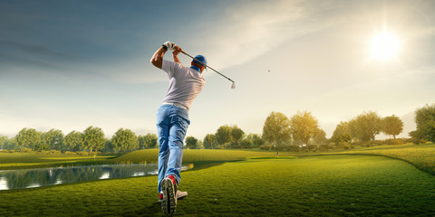 Crédence de cuisine Sport Golfeur professionnel swing parcours vert  © Alex