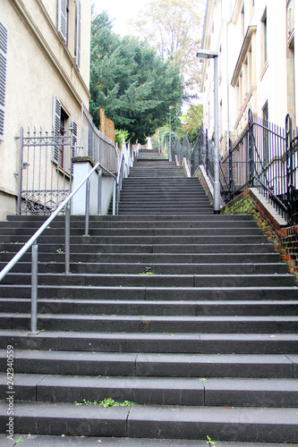 blick auf die treppe in wiesbaden hessen deutschland fotografiert an einem sommertag