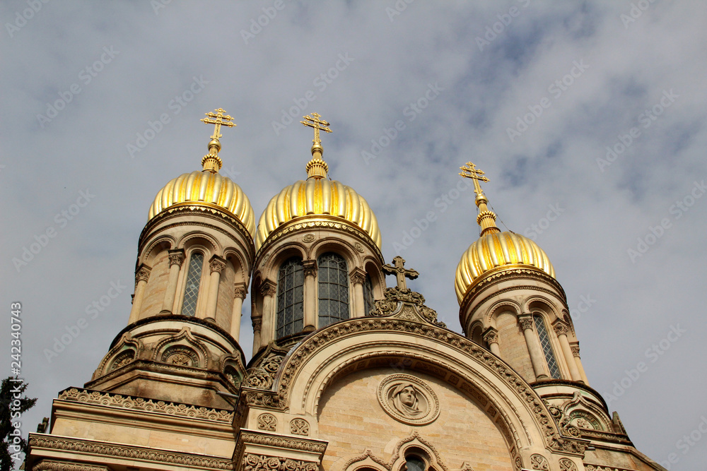 blick auf die kirchturm spitze der russischen kirche in wiesbaden hessen deutschland fotografiert an einem sommertag