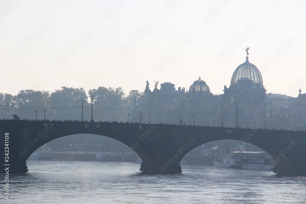 blick auf eine brücke in dresden sachsen deutschland fotografiert während einer sightseeing tour an einem sommertag in farbe