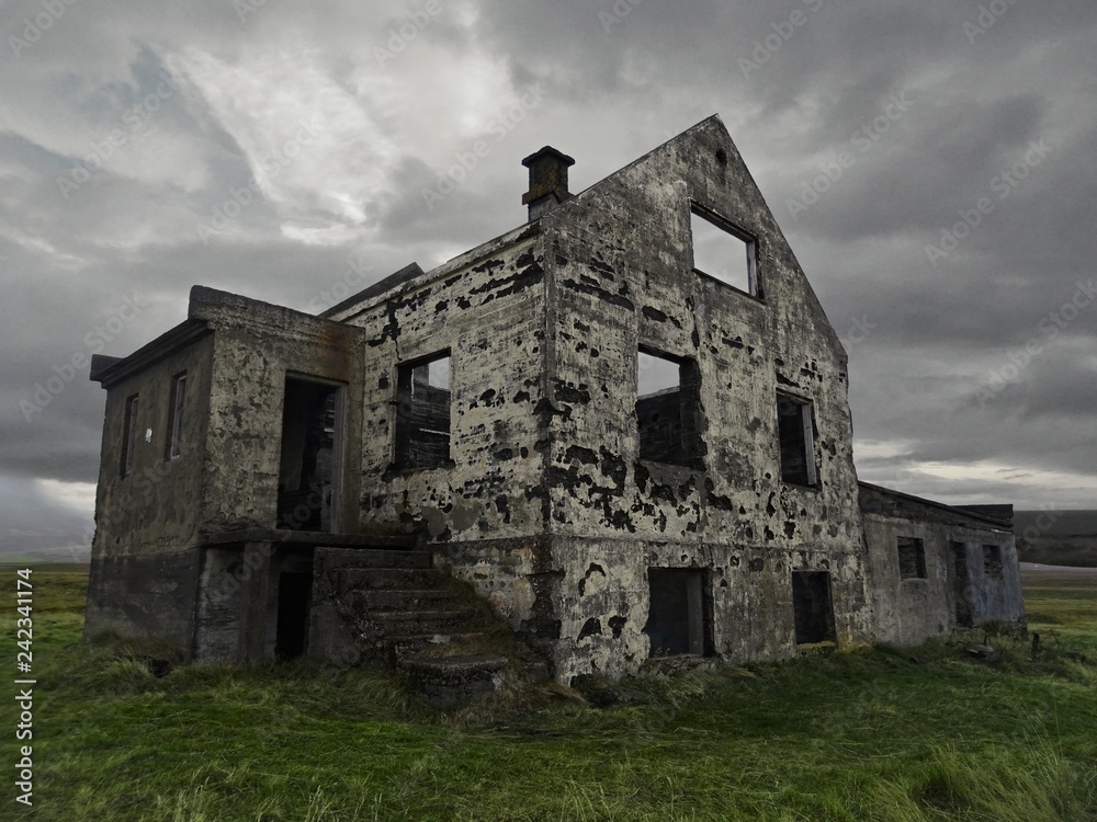 No one has left. Epic abandoned house in Iceland