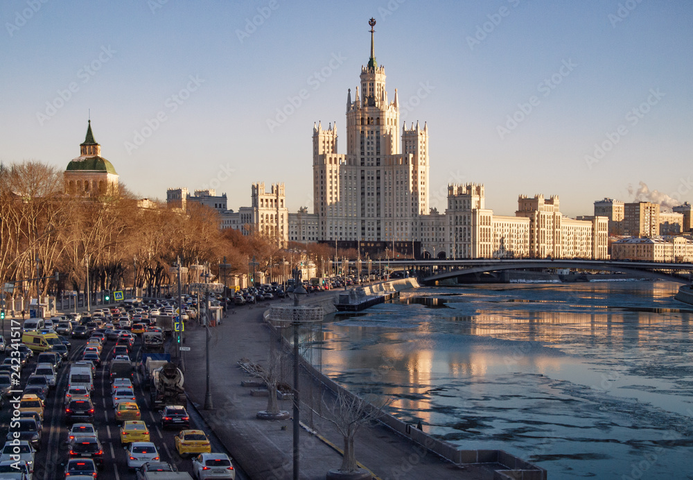 Obraz premium Moscow - Russian Federation, columns of cars on the weekend on the Moscow River ring road at sunset on a frosty winter day