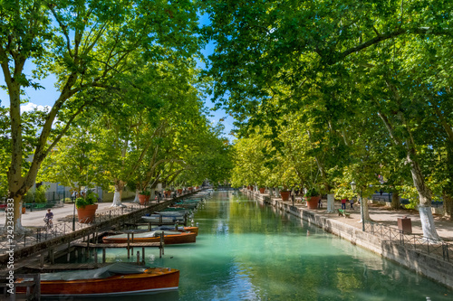 Obraz na plátne ANNECY, France - September 7 2018: Canal du Vasse as seen from Pont des Amours inland