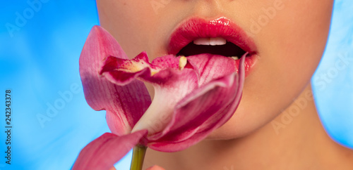 The girl keeps lips petal ordei