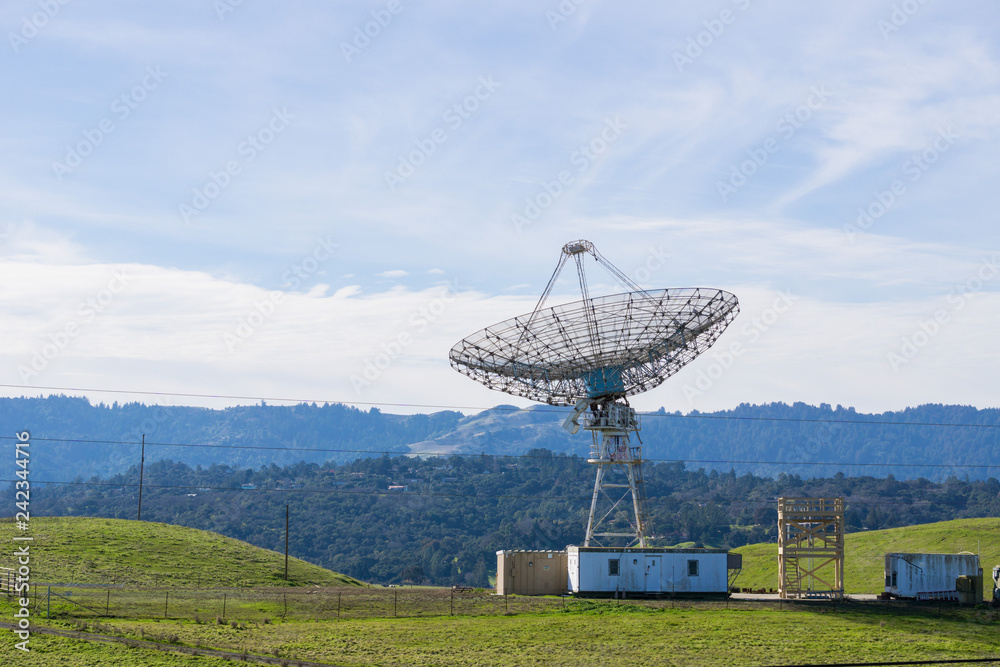 Large telecommunications antenna, California