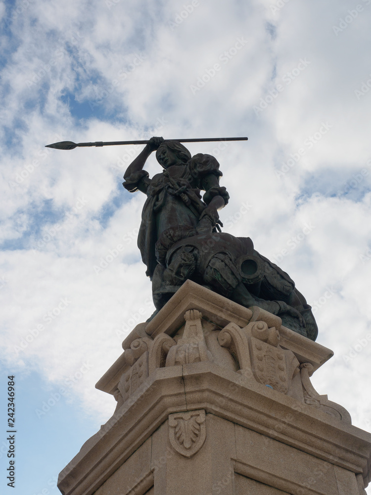 Estatua vista desde abajo de la plaza de Maria Pita en La Coruña