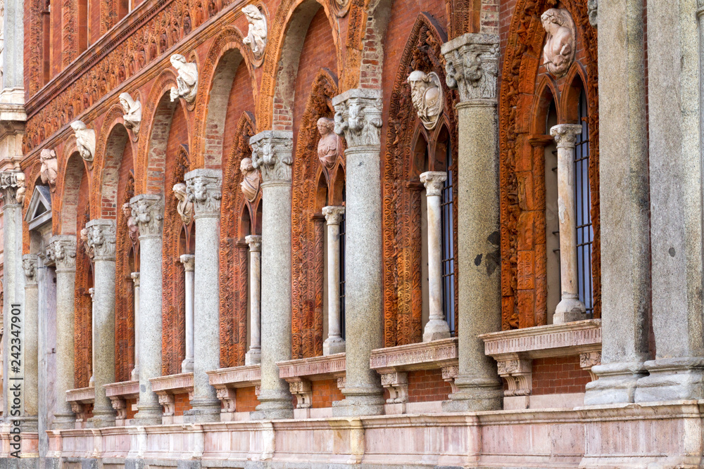 Milano, Università Statale, fregi della facciata