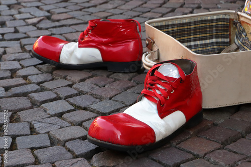 scarpe da clown o pagliaccio per la strada  © picture10