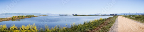 Fotografija Panoramic view of the marsh and ponds in south San Francisco bay, Moffett airfie