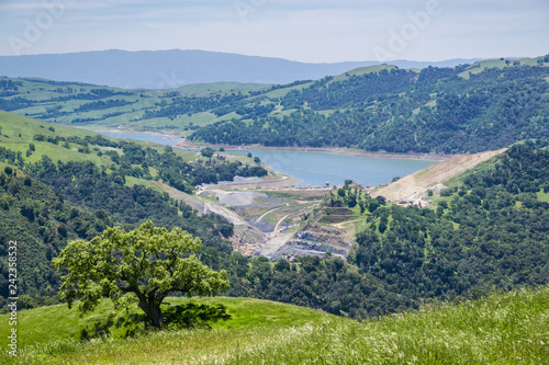 Valokuva Calaveras Reservoir and nearby quarry as seen from Sunol Regional Wilderness, Sa