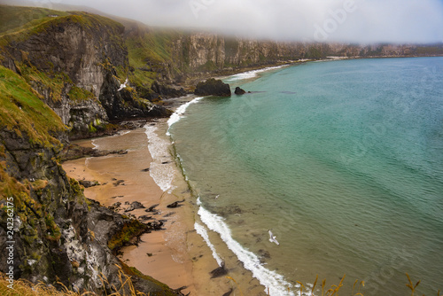 Playa vista desde los acantilados  en la costa del norte de Irlanda