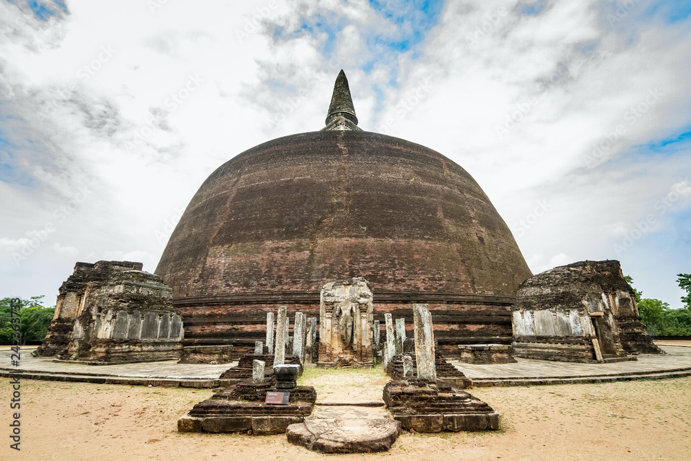 Sri Lanka, Polonnaruwa, Royal Palace of King Parakramabahu. Rankoth Vehera Sri Lanka, Polonnaruwa, Royal Palace of King Parakramabahu. Rankoth Vehera