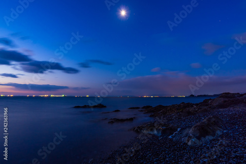 夜明けの磯で、空に寄り添う月と火星と土星 © Kouzi.Uozumi