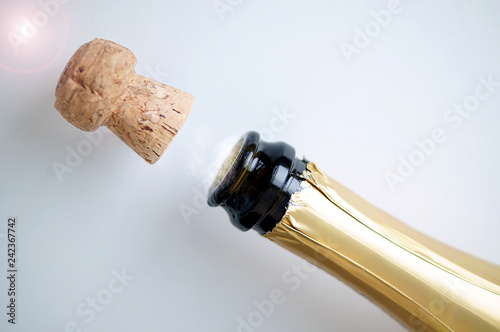 Bottiglia di spumante con tappo stappato