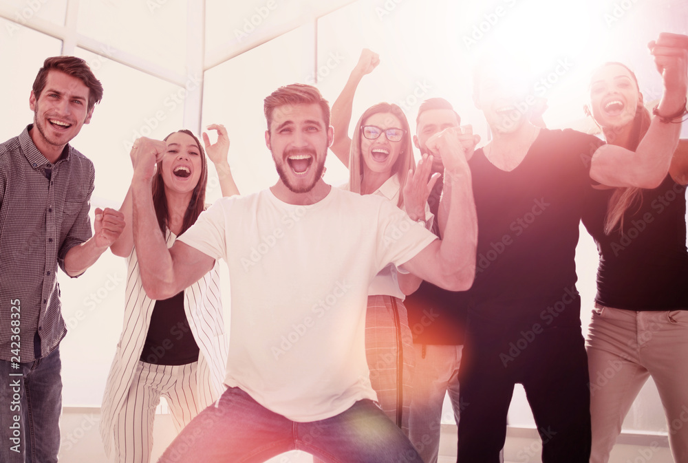 Obraz premium happy team of young employees standing in the office