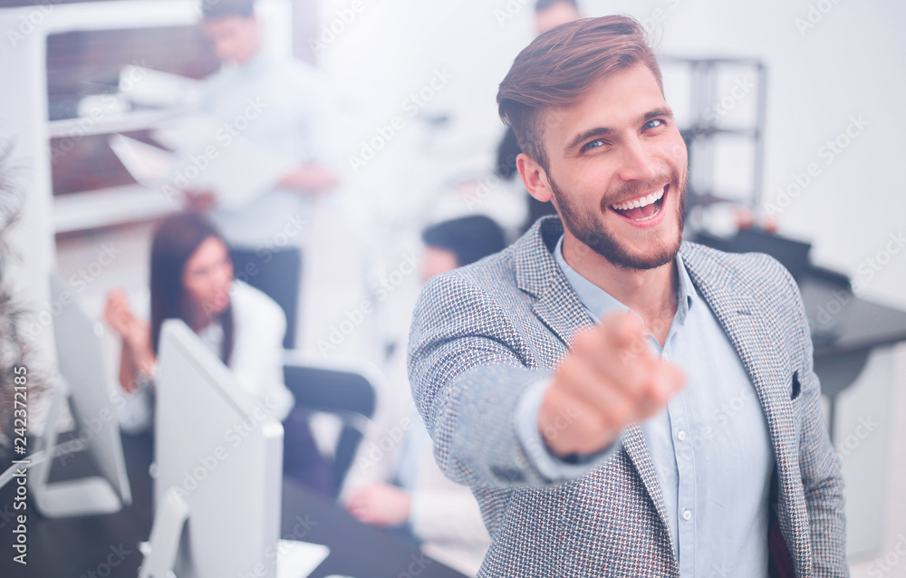 Naklejka premium businessman standing in the office and pointing the finger at you