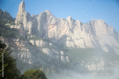 Montaña Monserrat entre la niebla