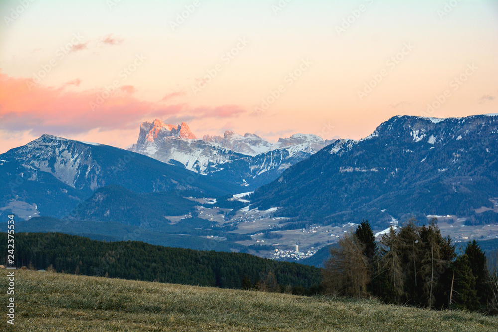 Naklejka premium Widok od Ritten wysokiego plateau pasmo górskie dolomitów alps w Południowym Tyrol, Włochy