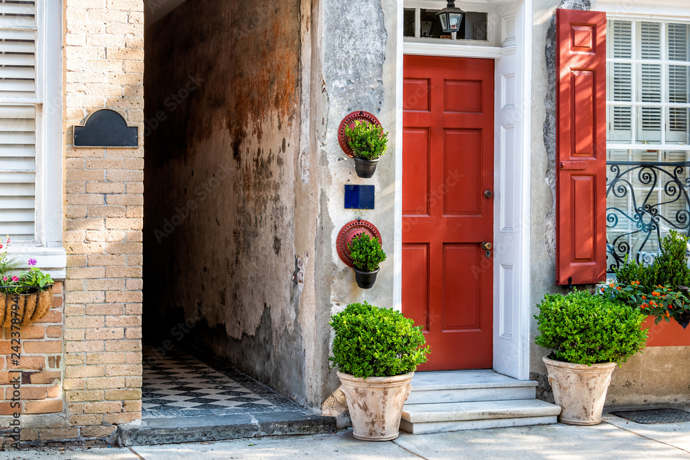 Obraz premium Charleston, USA, śródmieście, ulica w Karolinie Południowej, bez nikogo w południowym mieście, obok architektury starych zabytkowych domów, wąskiej alei i drzwi wejściowych
