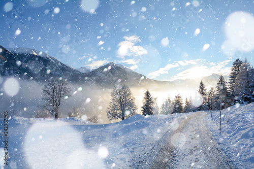 Vereiste Strasse bei Schneefall in den österreichischen Alpen im Winter, Schneeketten Pflicht in Österreich