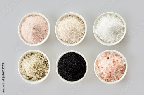 Foto Six assorted gourmet salts in bowls