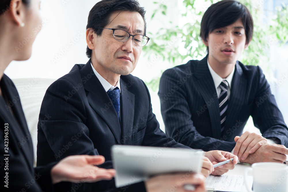 タブレットを用いた説明をく男性会社員 タブレットを用いた説明をく男性会社員