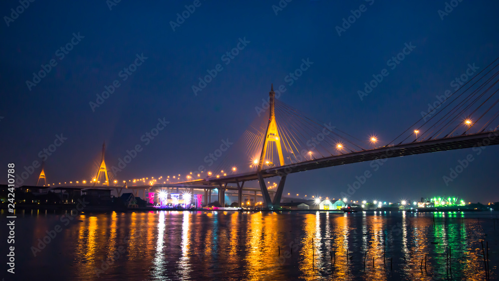 Obraz premium Landscape of Bhumibol bridge in the night at Bangkok Thailand