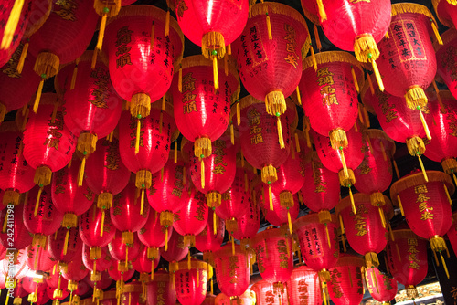 Red lanterns at Shilin Cixian Temple in Taipei　台北・士林慈諴宮の提灯  photo