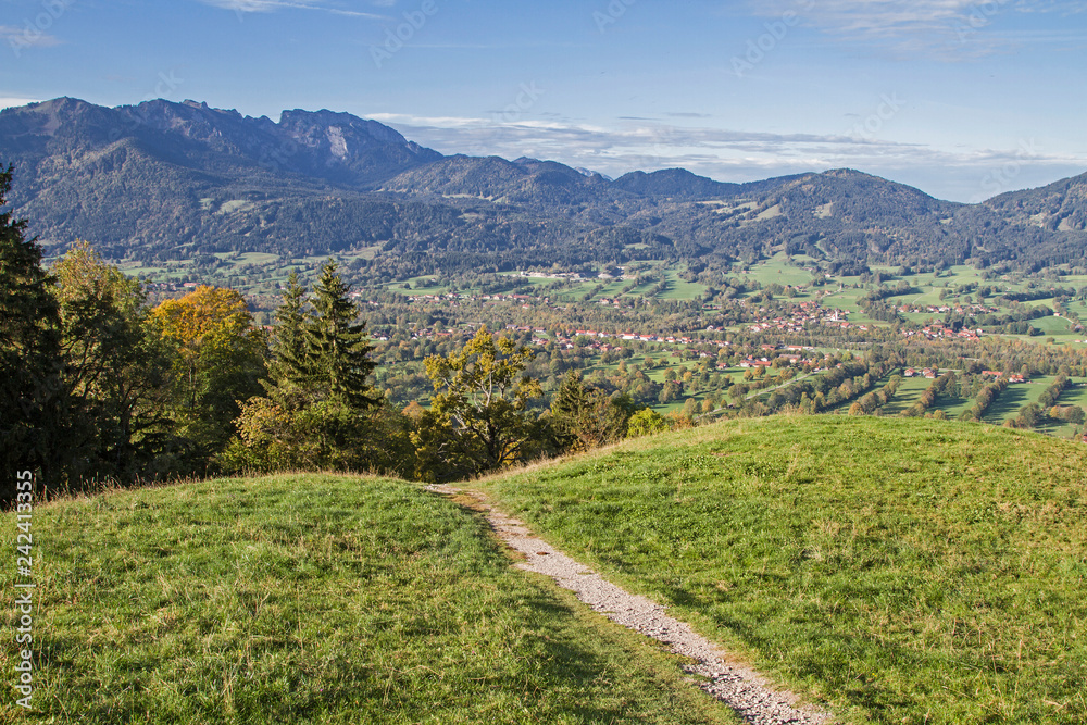 Naklejka premium Wanderweg im Isarwinkel
