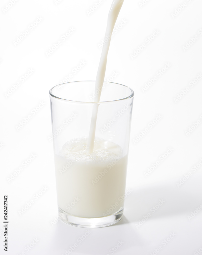 Vertiendo leche en un vaso Vertiendo leche en un vaso