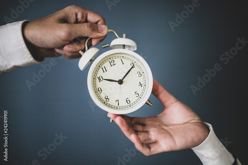 目覚まし時計と人の手