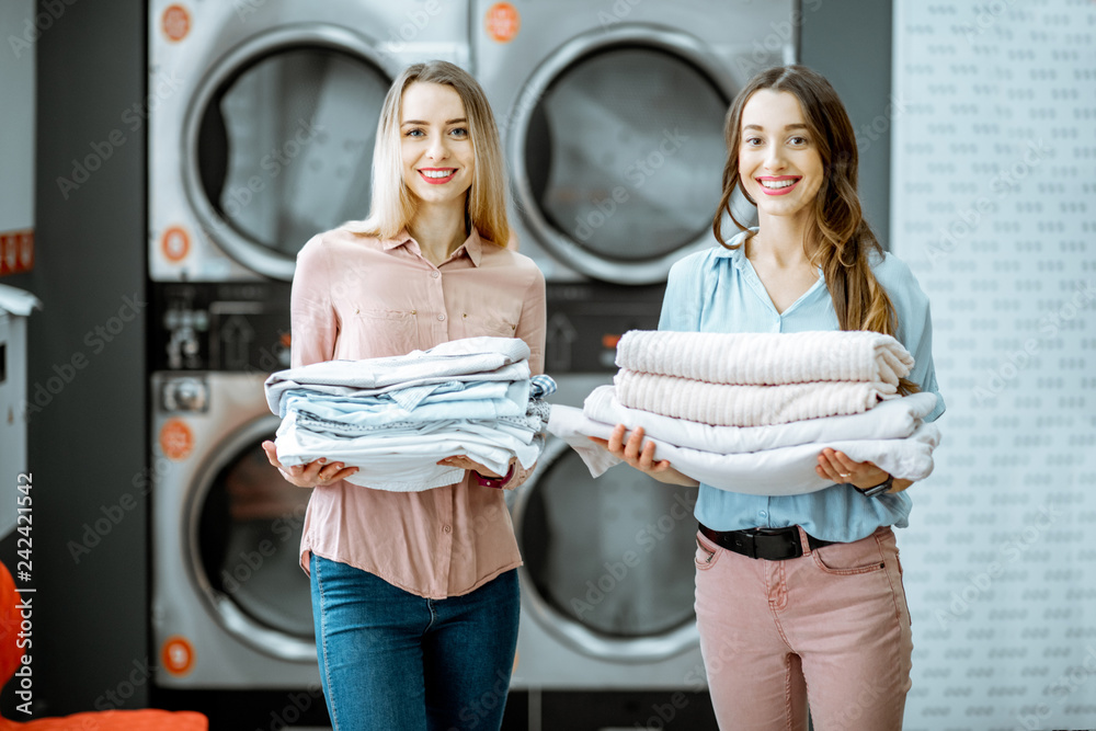 Φωτογραφία Portrait of a two young women standing together with clean clothes in the self s