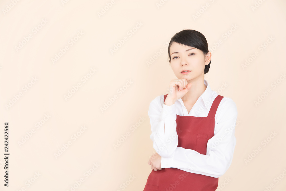 エプロンの女性 エプロンの女性