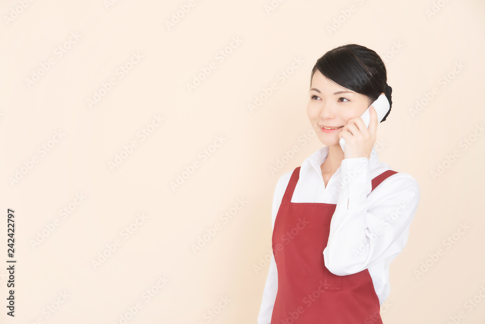 エプロンの女性 エプロンの女性