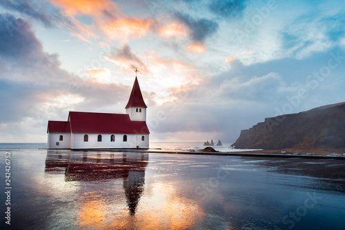 Tableau sur toile Víkurkirkja church in Vik, town in south Iceland