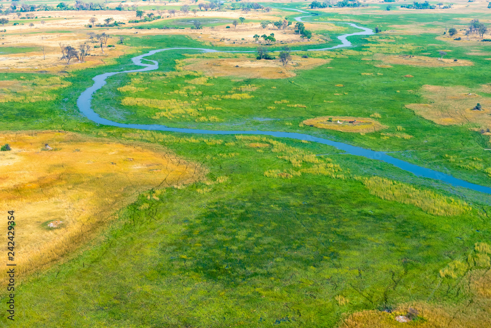 ein Flussarm des Okavago mäandert durch die Savanne, Luftaufnahme, Okavango Delta, Botswana
