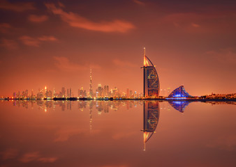 Wandcirkels Dubai Skyline van Dubai bij nacht  © Evgeni