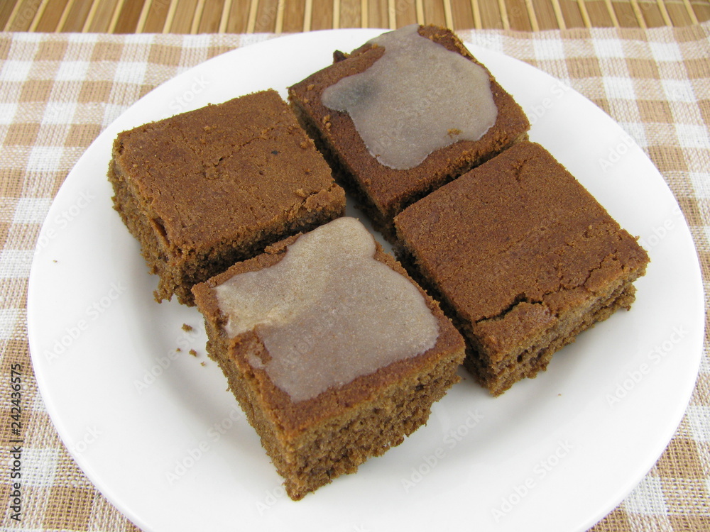 Frisch gebackener Carob Kuchen mit Zucker Zimt Guss Frisch gebackener Carob Kuchen mit Zucker Zimt Guss
