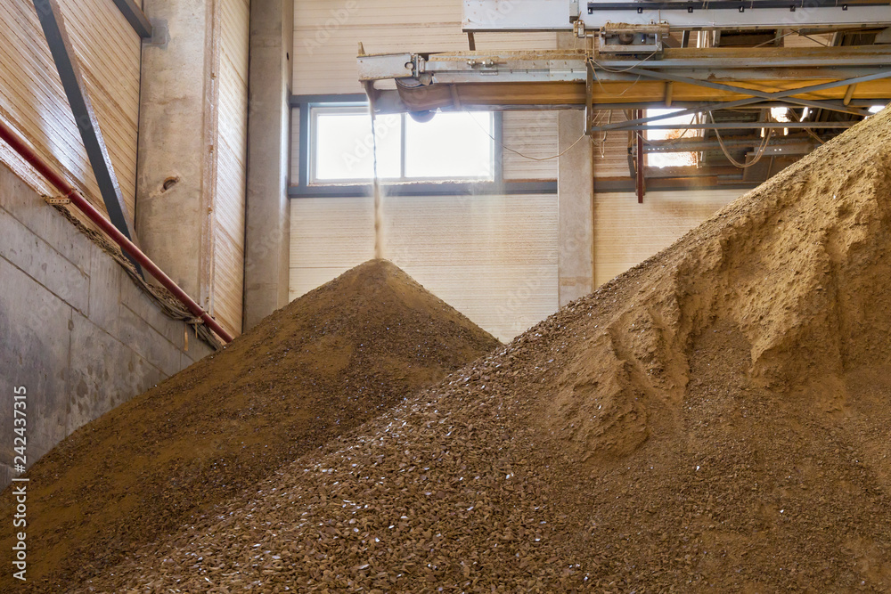 Obraz premium Granules of rape cakes in the agricultural factory for the production of rapeseed oil.