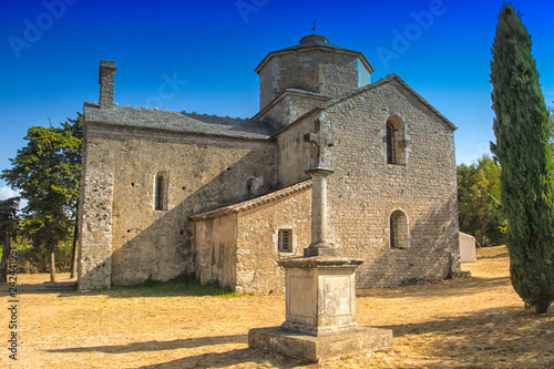 ancienne église en Ardèche  © ALF photo