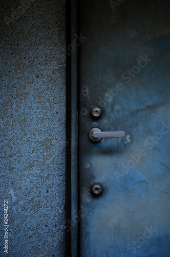 青い古い鉄扉 © araho