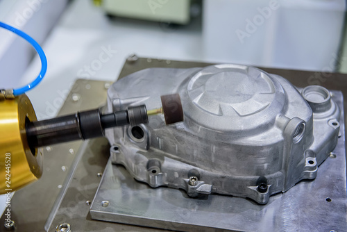 Industrial robots are polishing and polishing products