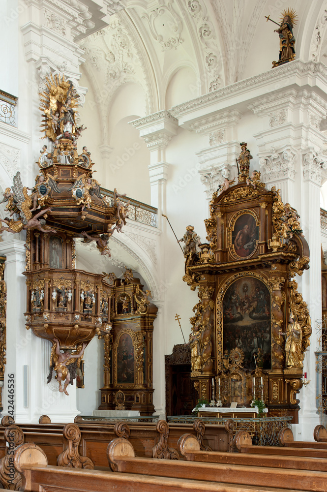 Kanzel und Sakramentsaltar im Münster in Obermarchtal