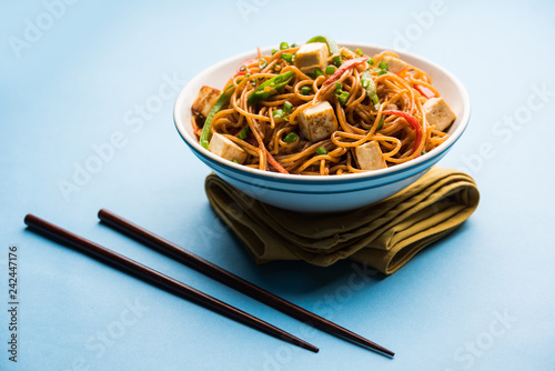 Foto Schezwan hakka noodles with paneer or cottage cheese