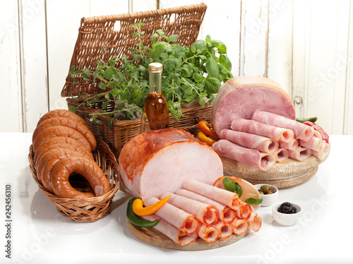  Wędlina .Kompozycja apetycznej wędliny, warzyw i ziół.